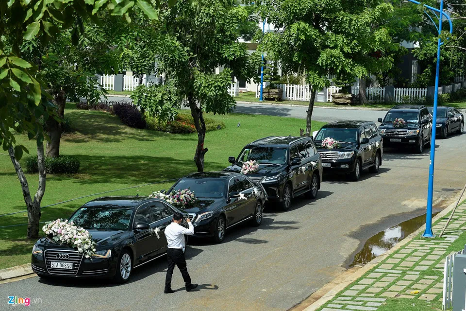 Hoa hậu Đặng Thu Thảo 'theo chàng về dinh' ảnh 3 Hoa hau Dang Thu Thao rang ngoi ben chong dai gia trong le ruoc dau hinh anh 3