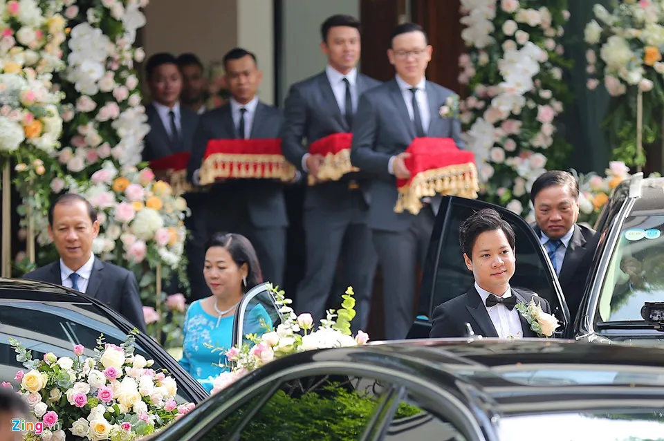 Hoa hậu Đặng Thu Thảo 'theo chàng về dinh' ảnh 1 Dan xe sang trong le ruoc dau Hoa hau Dang Thu Thao hinh anh 13