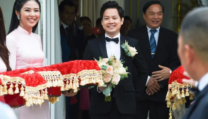 Hoa hậu Đặng Thu Thảo 'theo chàng về dinh' ảnh 6 dang-thu-thao-rang-ro-len-xe-hoa-ve-nha-chong-4