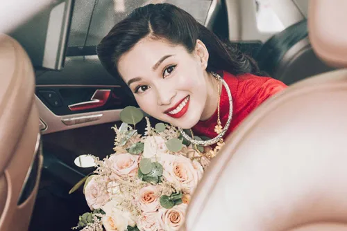 Hoa hậu Đặng Thu Thảo 'theo chàng về dinh' ảnh 7 dang-thu-thao-rang-ro-len-xe-hoa-ve-nha-chong-5