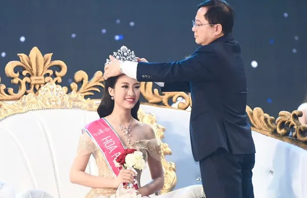 Kết quả hình ảnh cho Ông Lê Xuân Sơn trao vương miện Hoa hậu