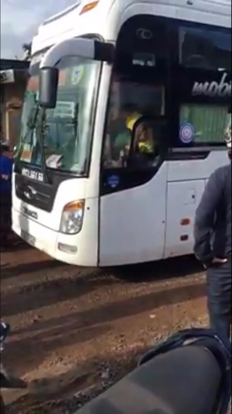 Xin vượt xe không được, 2 tài xế lao vào đánh nhau ảnh 1