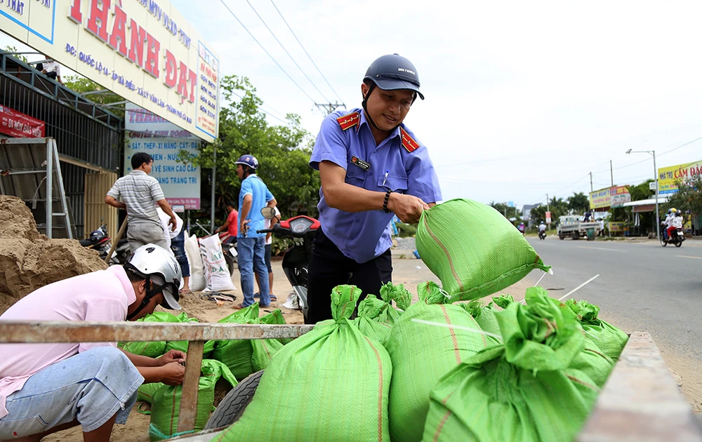 Hình ảnh người dân Cà Mau chống bão số 16 ảnh 1