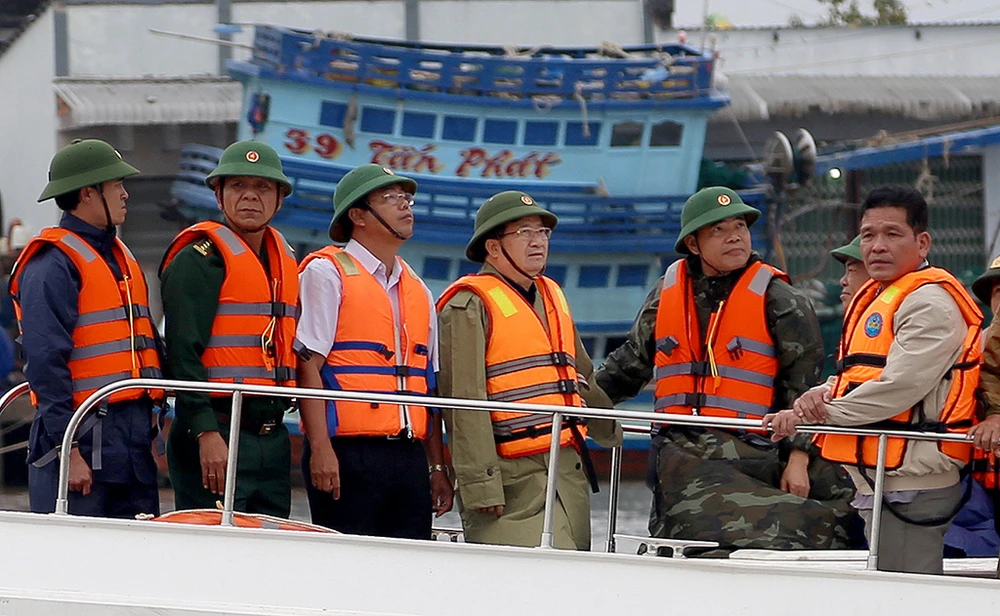 Hình ảnh người dân Cà Mau chống bão số 16 ảnh 7