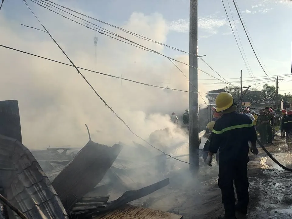 Khu lán trại tạm ở quận 9 bị thiêu rụi ảnh 1