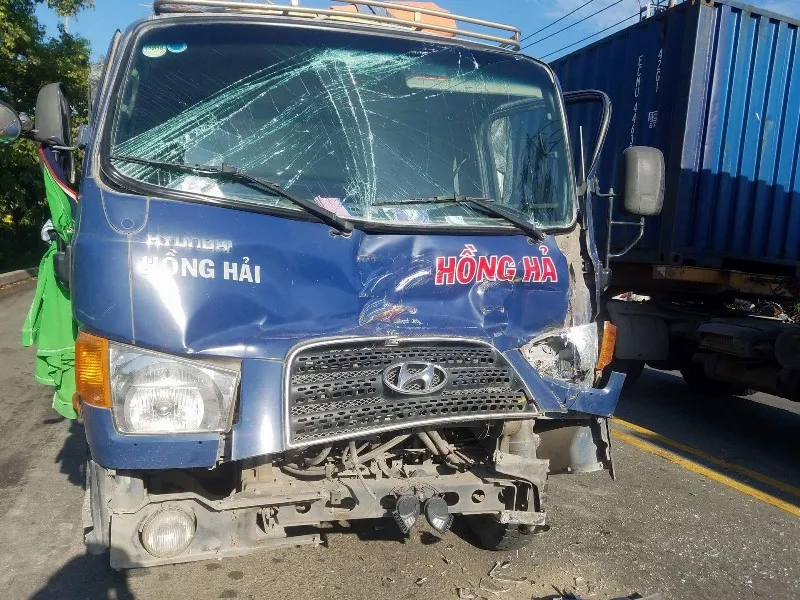 Bình Dương: Tai nạn liên hoàn giữa 2 container và 1 xe tải ảnh 1 Bình Dương: Tai nạn liên hoàn giữa 2 container và 1 xe tải ảnh 1