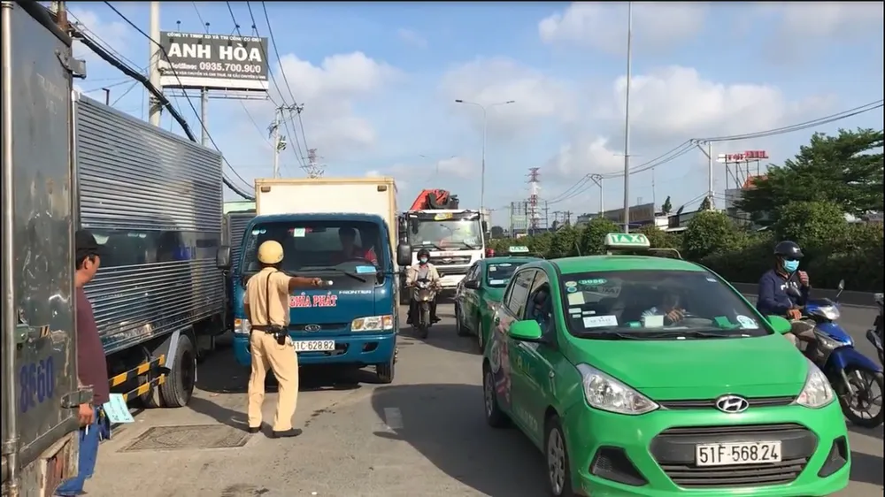 Xe xếp hàng chờ đăng kiểm khiến kẹt xe kéo dài ảnh 1