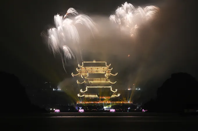 Lần thứ 3 Việt Nam đăng cai Đại lễ Vesak 2019 ảnh 9 Pháo hoa rá»±c rỡ tại chùa Tam Chúc