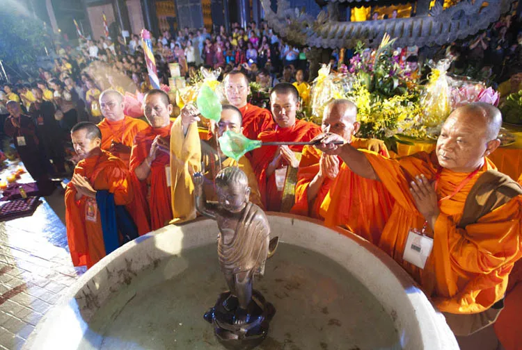 Nghi lá» Táº¯m Pháº­t táº¡i Vesak 2014 á» Viá»t Nam. áº¢nh: Mai UyÃªn.Â 