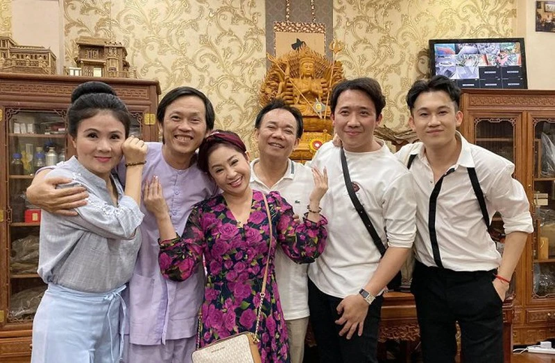 Trấn Thành chúc mừng NSƯT, danh hài Hoài Linh tròn tuổi 50 - ảnh 2