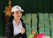 Hoa hậu Giáng My thăm và tặng quà người dân vùng lũ