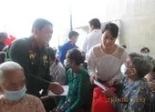 'Tôi tưởng mình không có Tết vì COVID-19' ảnh 12 Trao 50 suất quà gia đình chính sách, hưu trí xã Vĩnh Lộc B