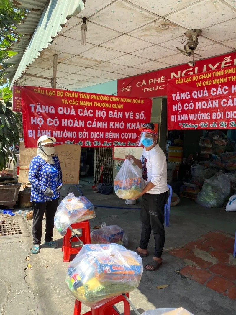 Bình Tân: 1.100 phần quà đến tay người nghèo bán vé số - ảnh 1