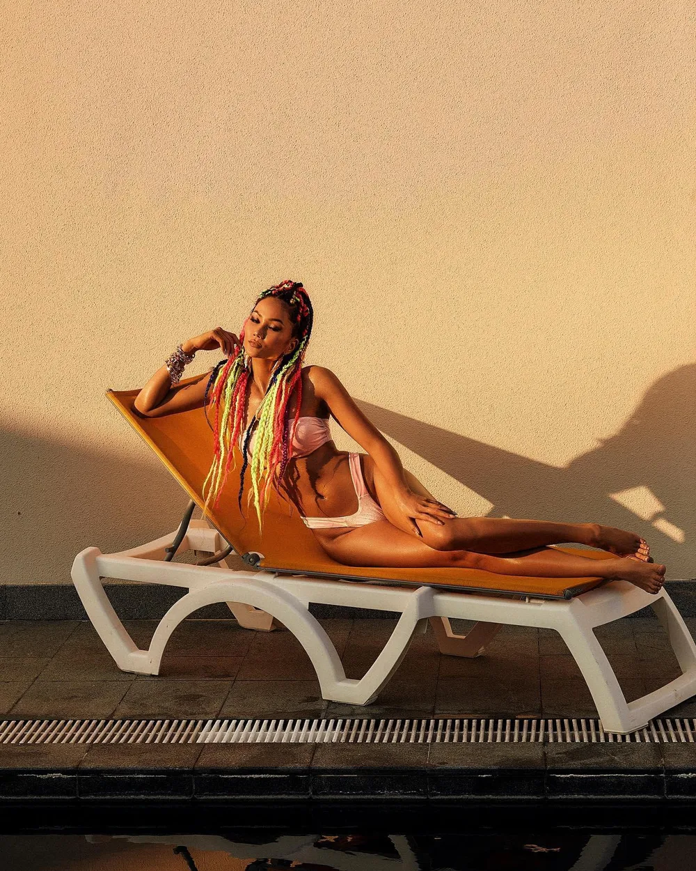 H'Hen Niê khoe dáng đồng hồ cát nóng bỏng đón mùa hè ảnh 10