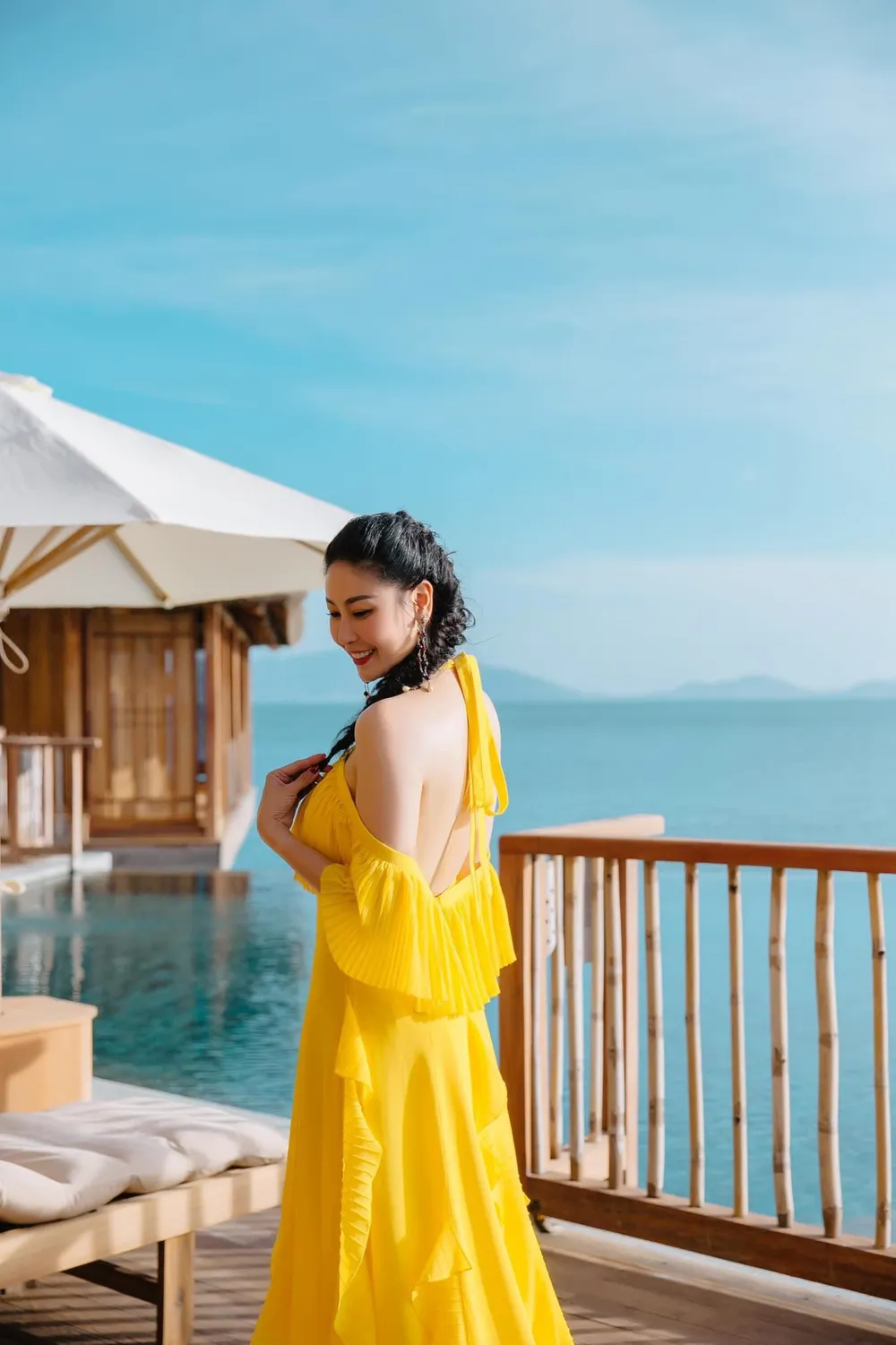 Hoa hậu Hà Kiều Anh khoe dáng gợi cảm trước biển ảnh 13