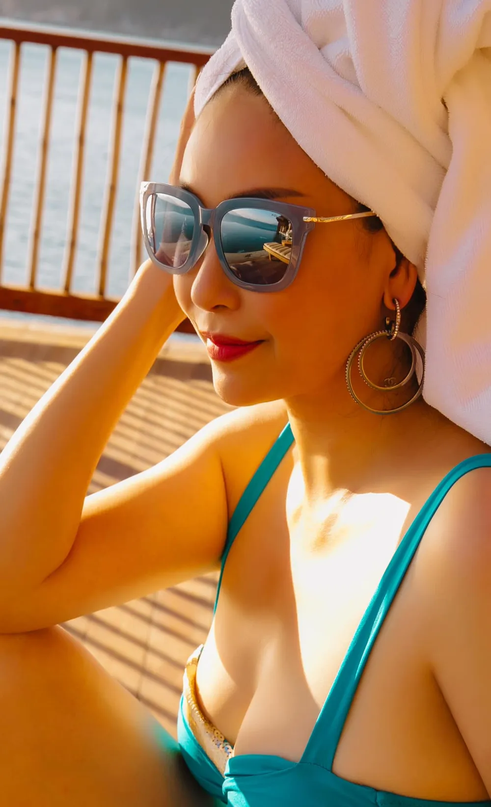 Hoa hậu Hà Kiều Anh khoe dáng gợi cảm trước biển ảnh 14