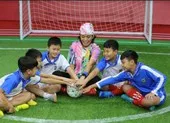 ST Sơn Thạch và Ali Hoàng Dương tiết lộ tuổi thơ thiếu thốn tình cảm ảnh 6 Sam và ST Sơn Thạch tặng 20 triệu đồng cho cầu thủ nhí có hoàn cảnh khó khăn
