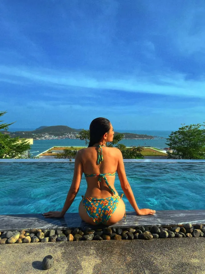 Võ Hoàng Yến, Mâu Thủy khoe dáng bikini gợi cảm trên biển Nha Trang ảnh 8 Võ Hoàng Yến, Mâu Thủy khoe dáng bikini gợi cảm trên biển Nha Trang ảnh 8