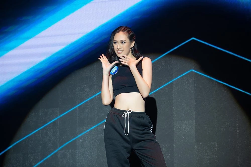 Phạm Thuỳ Trang (SBD 169) với tiết mục nhảy hiện đại.