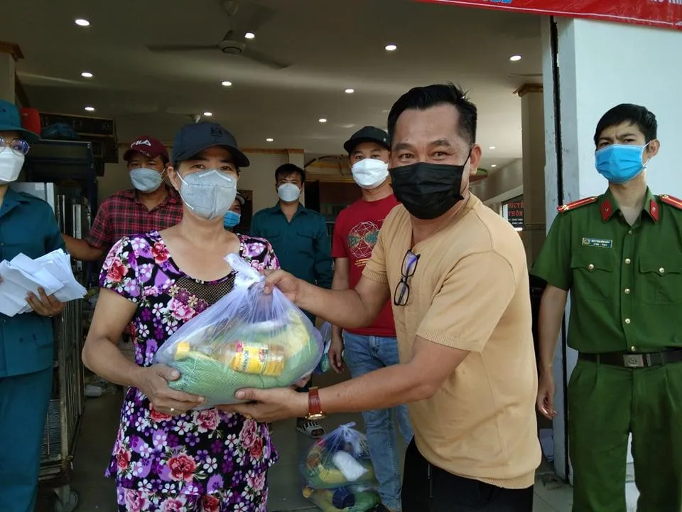 Người già neo đơn, bán vé số dạo cảm động khi nhận suất quà nhân dịp lễ 30-4 sắp tới. Ảnh: NGUYỄN TÝ Người già neo đơn, bán vé số dạo cảm động khi nhận suất quà nhân dịp lễ 30-4 sắp tới. Ảnh: NGUYỄN TÝ