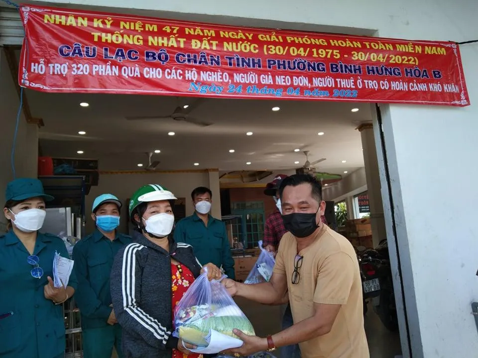 Ông Nguyễn Trọng Trí trao quà cho người ở thuê, trọ. Ảnh: NGUYỄN TÝ Ông Nguyễn Trọng Trí trao quà cho người ở thuê, trọ. Ảnh: NGUYỄN TÝ