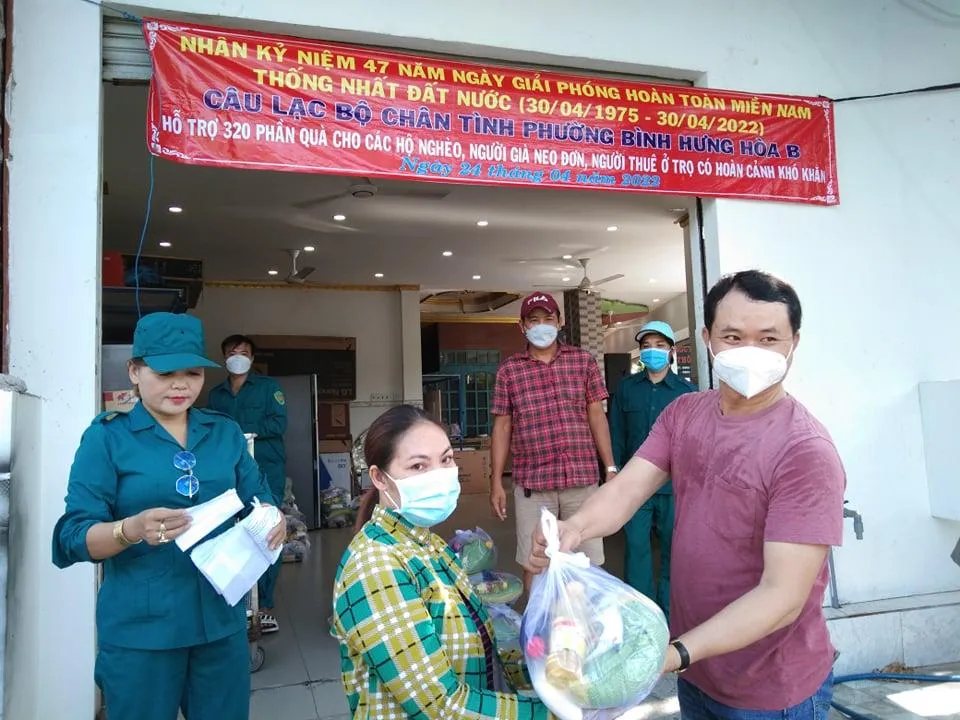 Anh Hữu Tân - người đồng hành với CLB Chân Tình trao quà cho bà con nghèo. Anh Hữu Tân - người đồng hành với CLB Chân Tình trao quà cho bà con nghèo.