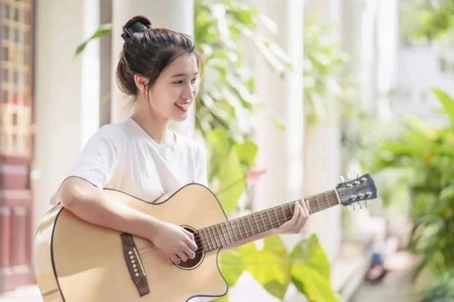 Khi học THPT Hàm Rồng (Thanh Hóa), Phương Nhi nằm trong đội tuyển tiếng Anh của trường.