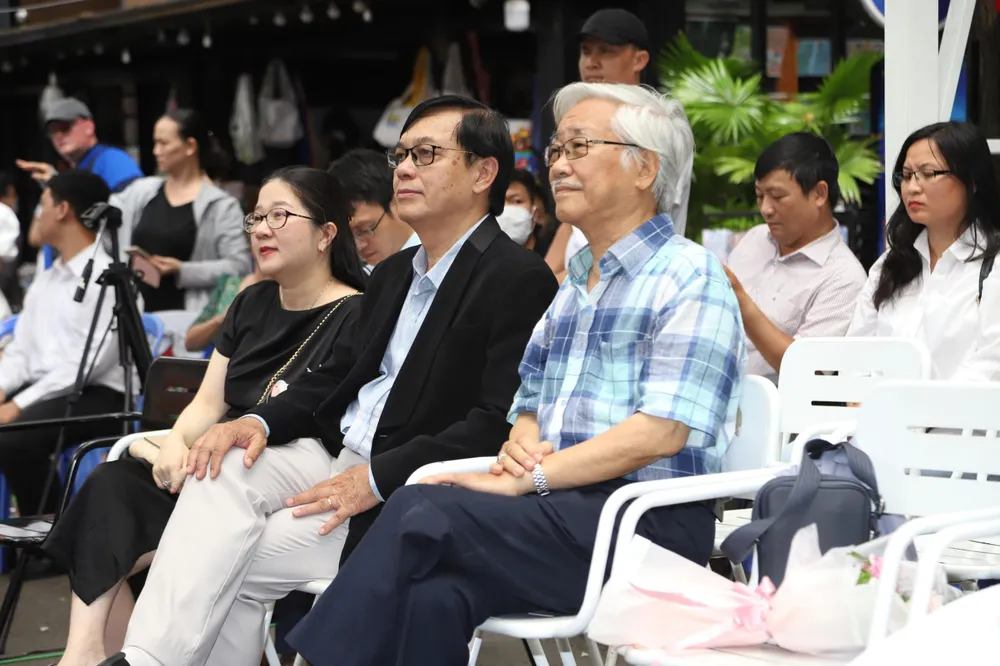 TS Nguyễn Bách giao lưu với bạn đọc