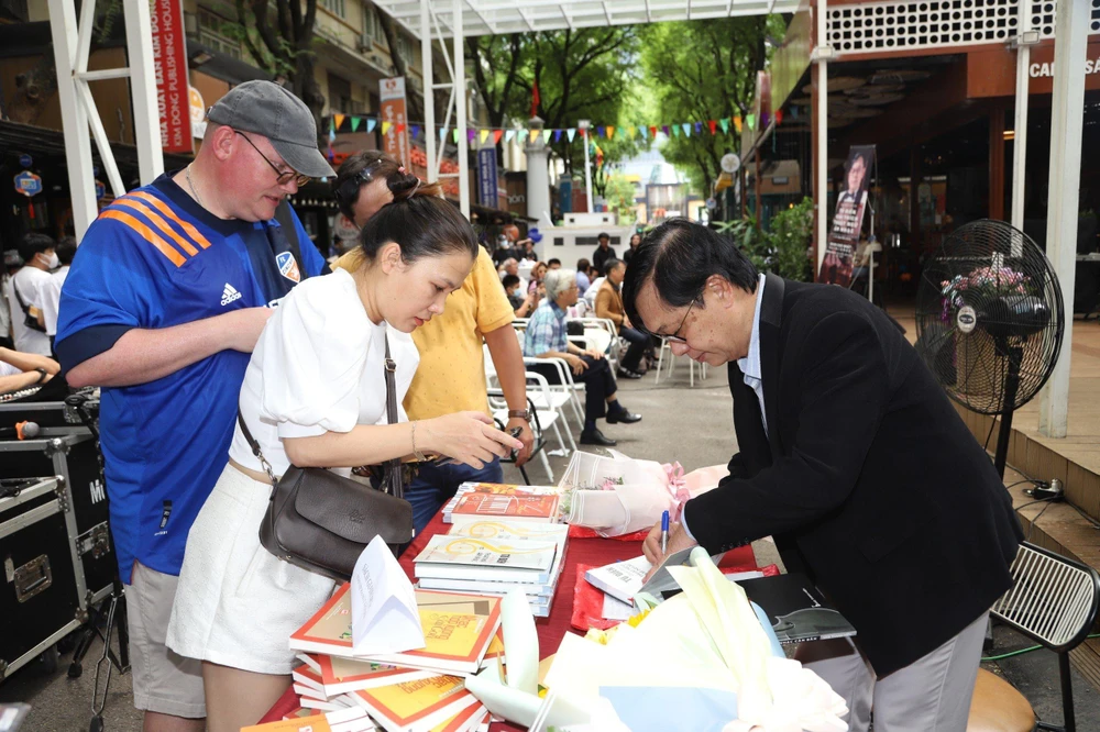 TS Nguyễn Bách ký tặng sách cho bạn đọc