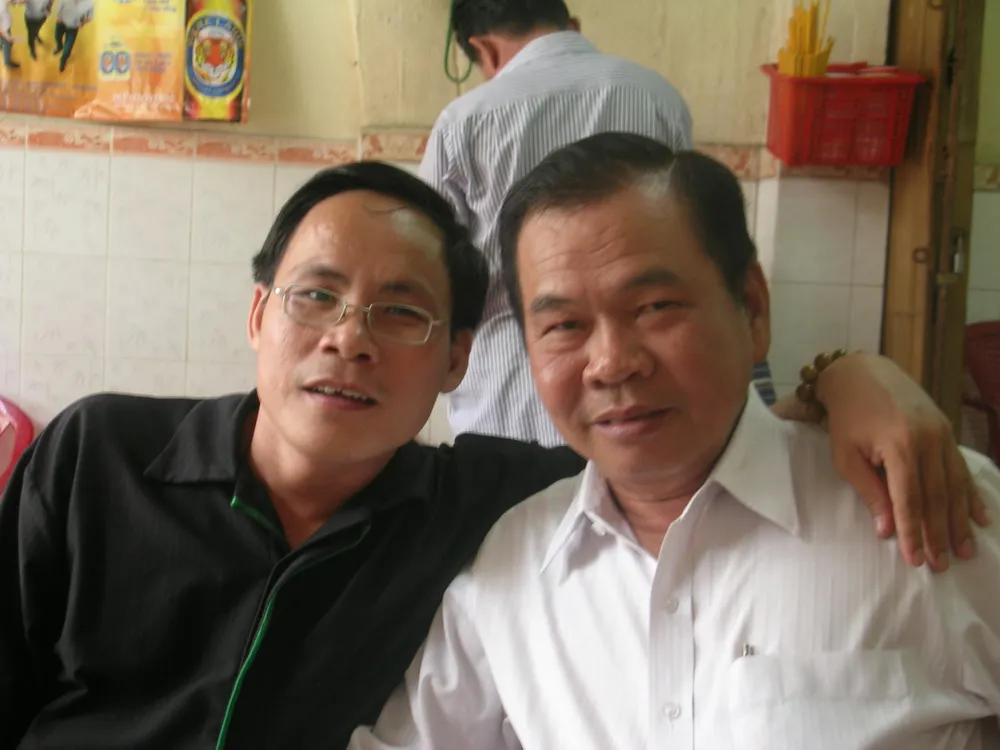 Tác giả và nhà văn Nguyễn Trí Công (bên phải). Ảnh: PHAN TRUNG THÀNH Tác giả và nhà văn Nguyễn Trí Công (bên phải). Ảnh: PHAN TRUNG THÀNH