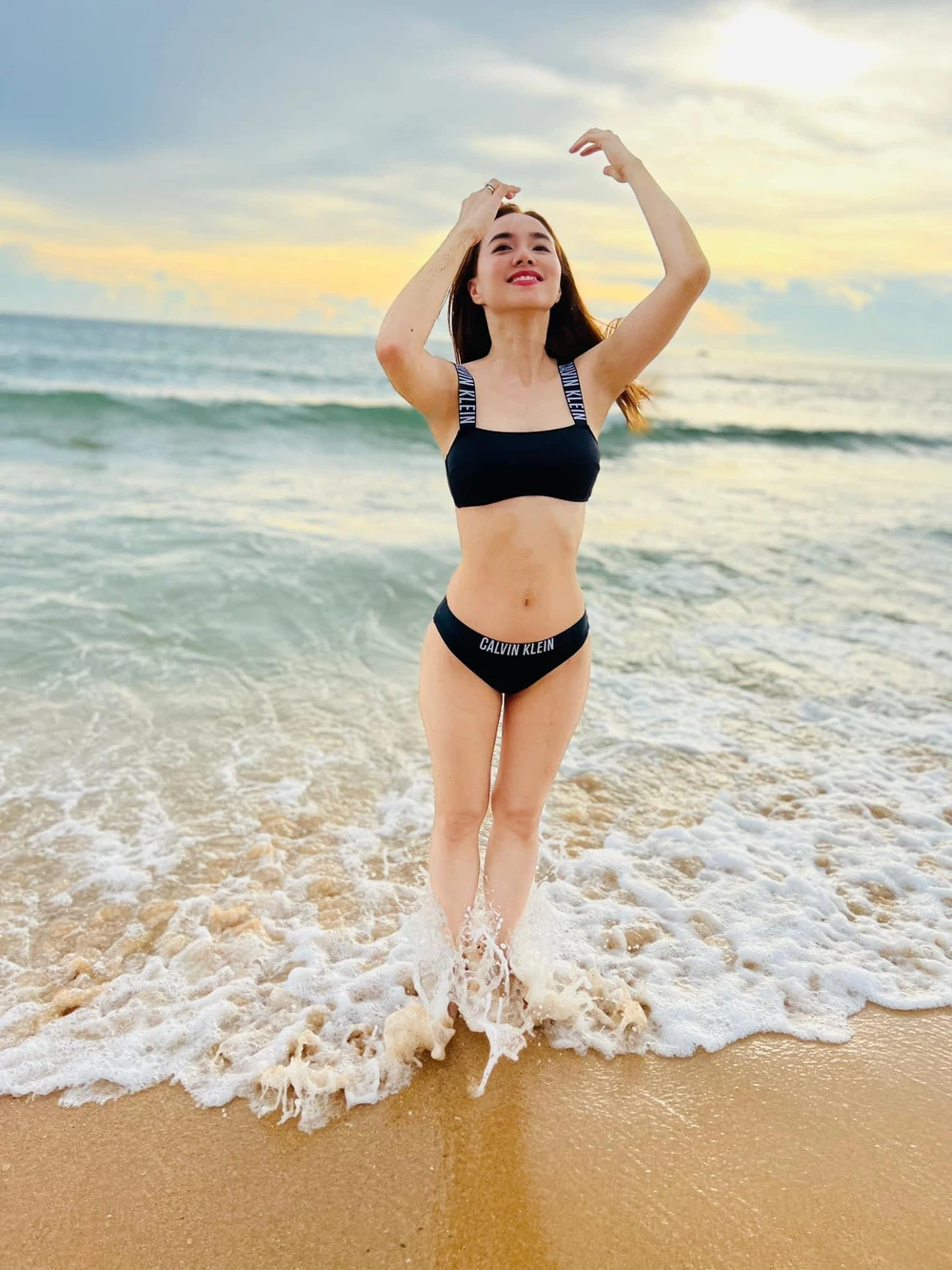 Từ sau khi lấy chồng là đạo diễn Victor Vũ, đây có lẽ là lần hiếm hoi người đẹp khoe dáng bikini