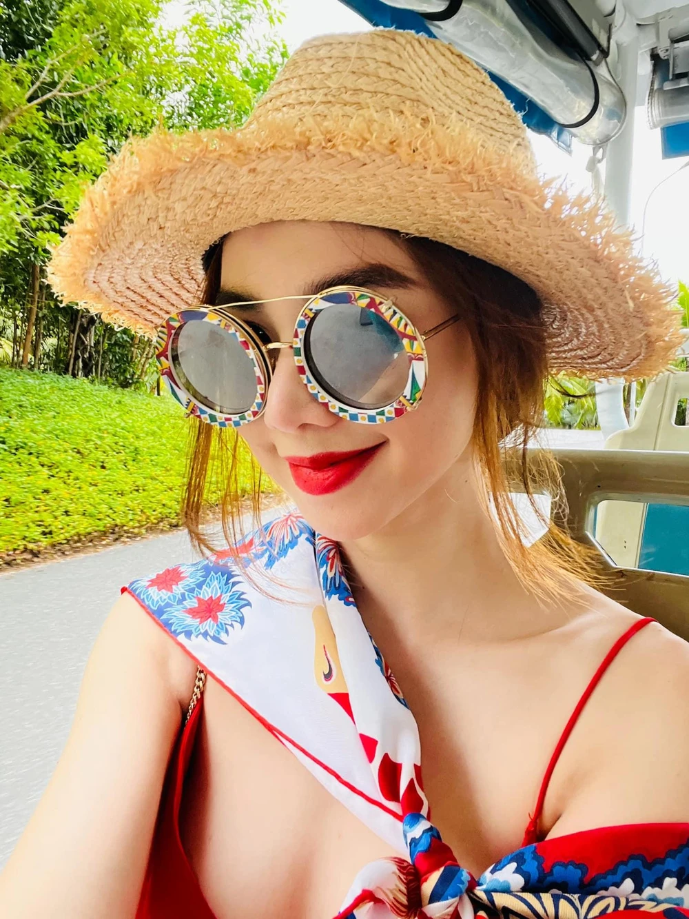 Cô thành công qua những cuộc thi nhan sắc như: Hoa khôi Tây Đô năm 2004, Hoa khôi Đại học Quốc gia TP.HCM năm 2005, Miss Thái Tuấn năm 2005 và Á khôi "Thời trang mùa xuân Nhà Văn hóa Thanh Niên".