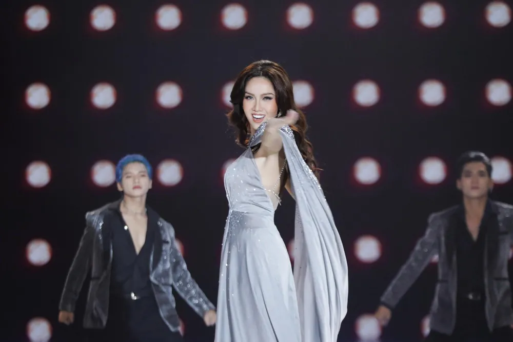 Tại Bán kết Hoa hậu Hoàn vũ Việt Nam 2022, ngày 21-6 vừa qua Đỗ Nhật Hà đã được BTC ưu ái dành tặng riêng một sân khấu biểu diễn. Người đẹp chuyển giới đã biểu diễn ca khúc ca khúc về cộng đồng LGBT The stage of my life.