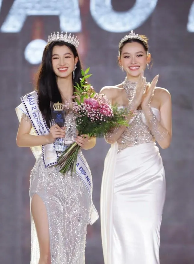 Á hậu 2 Miss World Vietnam 2019 Tường San trao vương miện cho tân Á hậu 2 Miss World Vietnam 2022