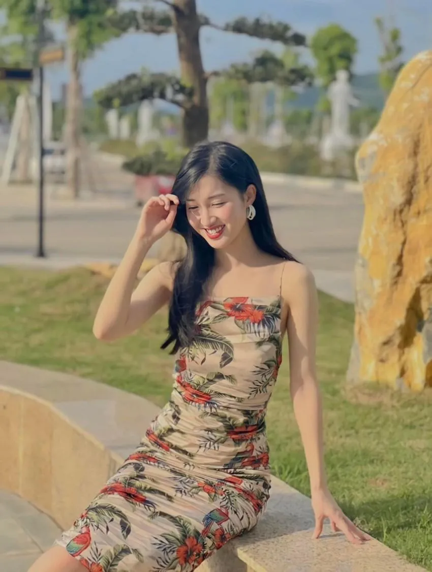 Phương Nhi sở hữu gương mặt xinh xắn như búp bê cùng ngoại hình sáng sân khấu.