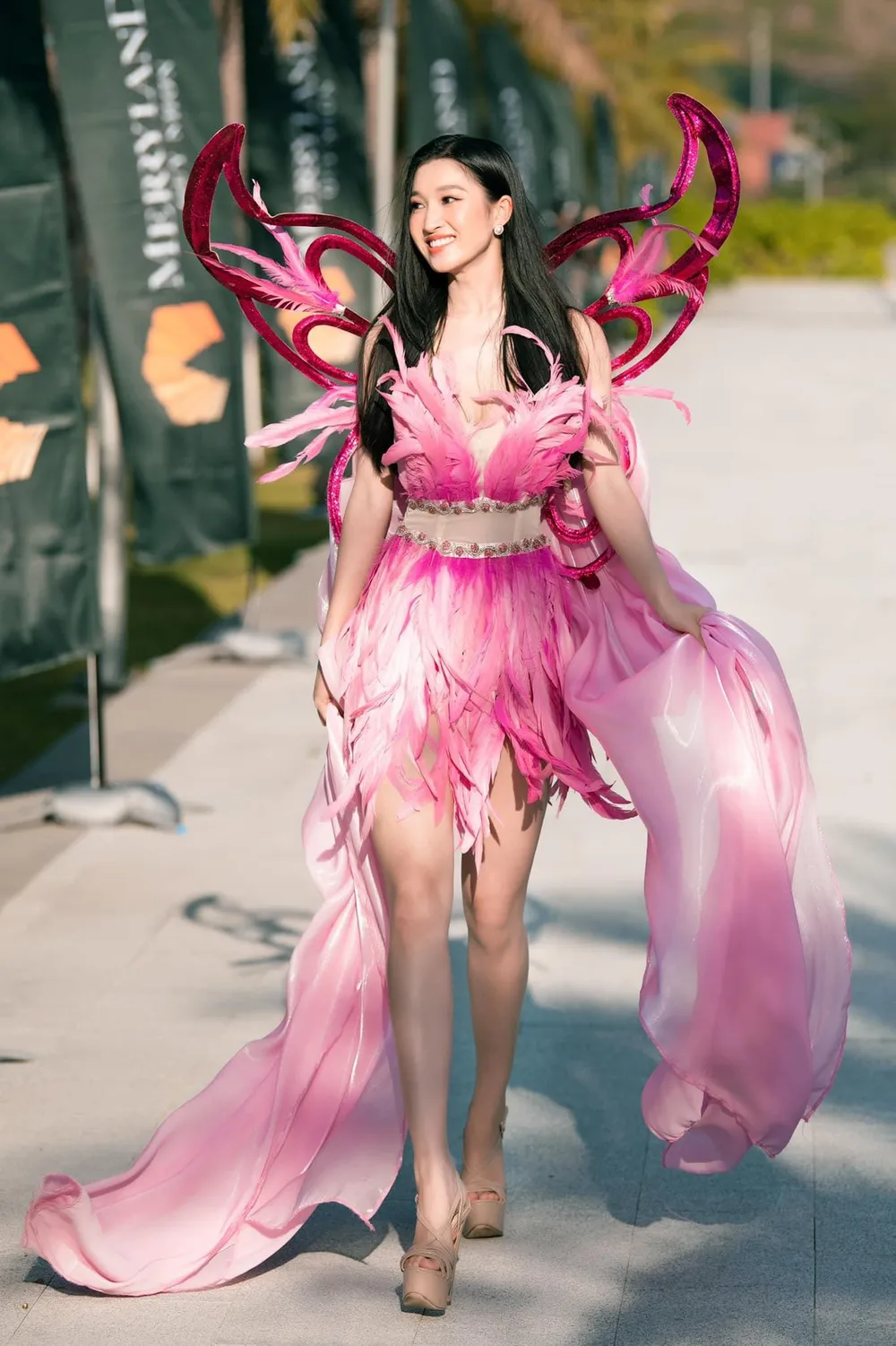 Phương Nhi có khuôn mặt sáng. Cô được cộng đồng mạng ưu ái đặt cho danh xưng “thần tiên tỉ tỉ”.