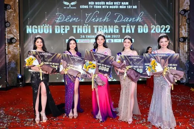 Trước khi đến Miss World Vietnam 2022, Kim Thoa đã xuất sắc đoạt giải “Người đẹp Thời trang Tây Đô” 2022 (tháng 2-2022).