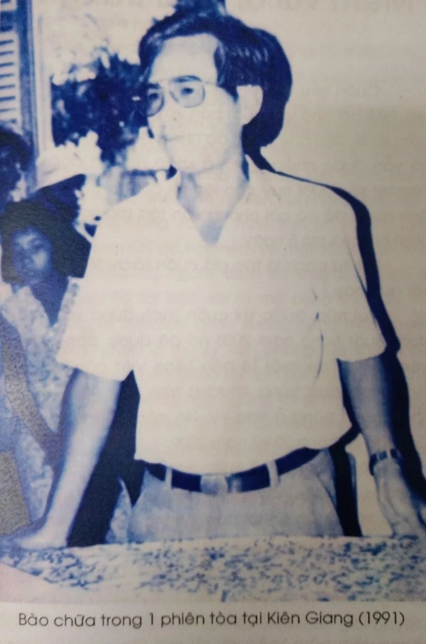 Nhà văn - "thầy cãi" Nguyễn Khoa Đăng trong một phiên tòa tại Kiên Giang năm 1991. Ảnh: Tư liệu