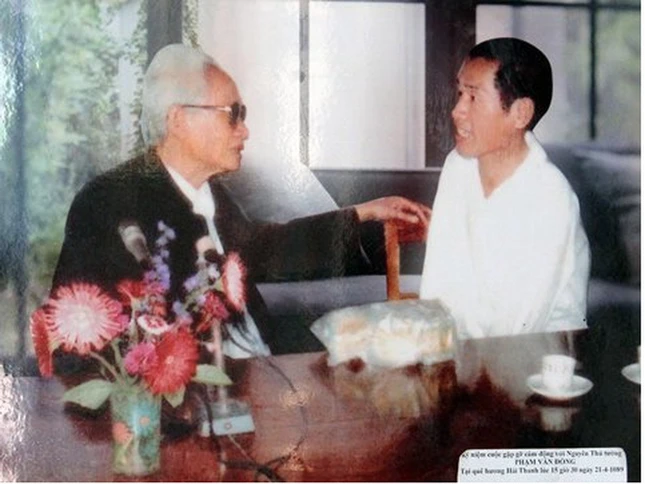 Từ năm 1966 đến 1970, ông học ngữ văn tại Trường ĐH Tổng hợp Hà Nội. Được cố Thủ tướng Phạm Văn Đồng (bên trái) khuyên nhủ, ông trở về quê Hải Hậu, Nam Định làm giảng viên môn ngữ văn. Ảnh: TL