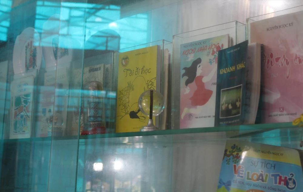 Ông cũng là người có nhiều tác phẩm được đưa vào sách giáo khoa dạy cho học trò như "Nặn đồ chơi" (lớp 1), "Con đường làng" (lớp 2), "Em thương" (lớp 3), "Bàn chân kỳ diệu" (lớp 4)… Chỉ riêng cuốn hồi ký "Tôi đi học" đã tái bản hơn 15 lần. Đây cũng là cuốn sách gối đầu giường về gương vượt khó, tinh thần hiếu học của bao thế hệ học sinh Việt Nam. Ảnh: THỦY TIÊN