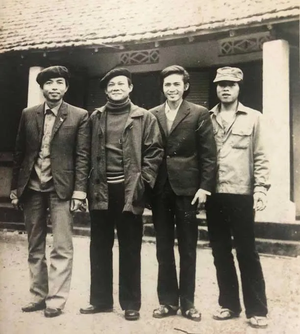 Là học viên khóa đầu tiên của trường Trung cấp Cơ điện Mỏ (1959 – 1962), ra trường, ông về làm tại Mỏ than Cọc Sáu, TP Cẩm Phả, Quảng Ninh. Tại đây, ông vừa làm cán bộ cơ điện mỏ, vừa viết báo, viết văn. Trước khi về hưu, ông về Hà Nội làm Phó tổng biên tập Tạp chí Than. Trong ảnh: Nhà văn Võ Khắc Nghiêm thời trẻ (ngoài cùng bên trái). Ảnh: TL