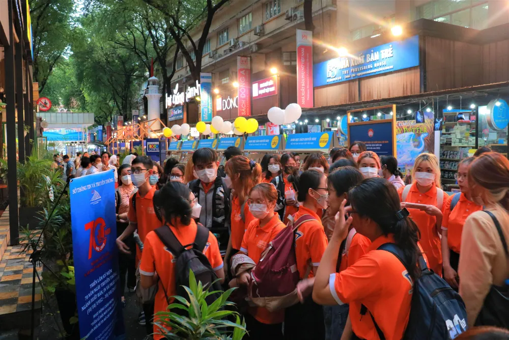 Sự kiện thu hút đông đảo khách tham quan ghé thăm Đường sách. Ảnh: VÕ THƠ Sự kiện thu hút đông đảo khách tham quan ghé thăm Đường sách. Ảnh: VÕ THƠ