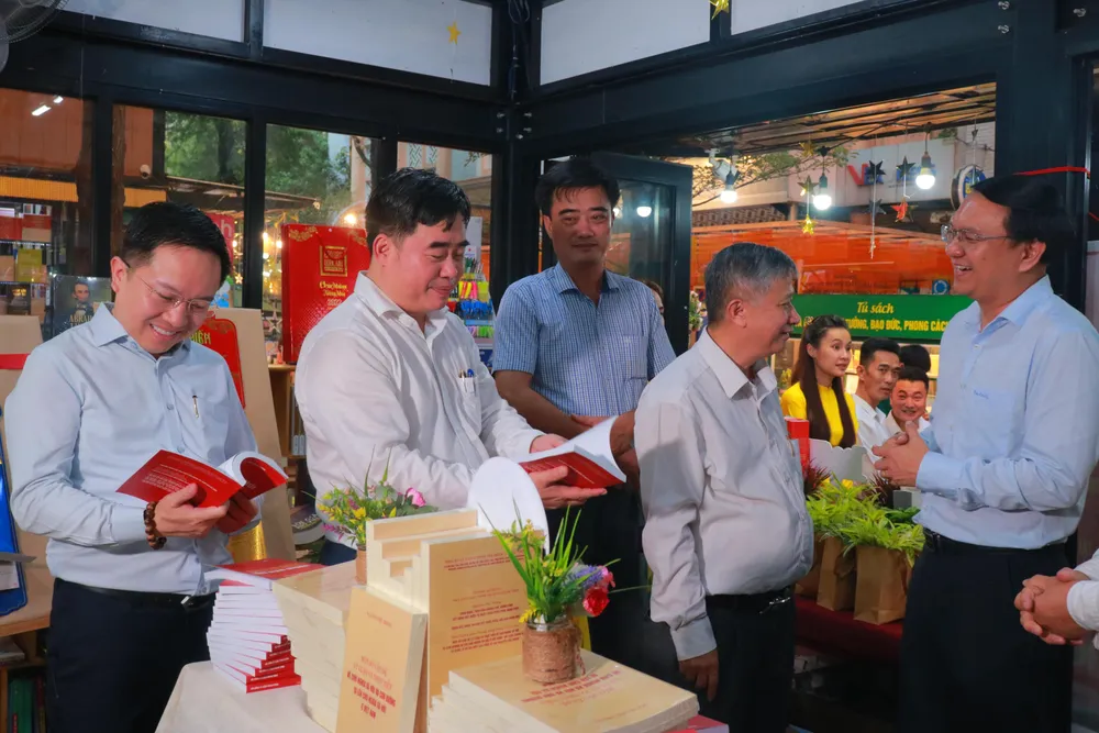 Các lãnh đạo ghé thăm gian hàng của NXB Chính trị Quốc gia Sự thật tại Đường sách TP.HCM. Ảnh: VÕ THƠ Các lãnh đạo ghé thăm gian hàng của NXB Chính trị Quốc gia Sự thật tại Đường sách TP.HCM. Ảnh: VÕ THƠ