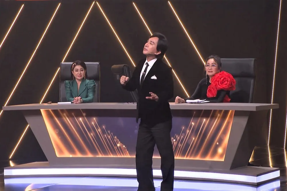 NSƯT Kim Tử Long “thị phạm” cho bản sao danh ca Minh Cảnh. Ảnh: SV