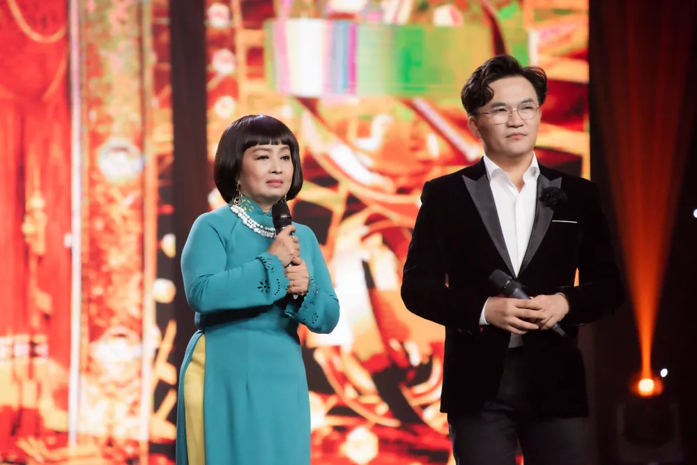 Phương Huệ (áo xanh) hát bản tân cổ &apos;Sợi nhớ sợi thương&apos; khiến NSƯT Kim Tử Long nhớ NSƯT Thanh Kim Huệ