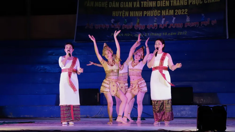 Lễ hội Katê cổ truyền của đồng bào Chăm theo đạo Bàlamôn tại huyện Ninh Phước (Ninh Thuận). Ảnh: NÚI XANH