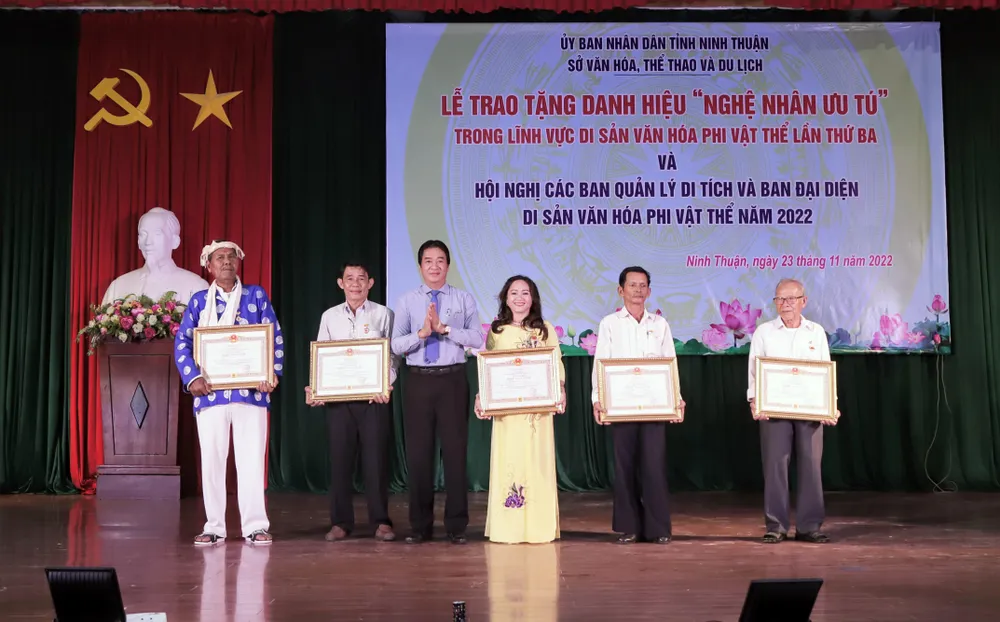 Các Nghệ nhân nhận danh hiệu Nghệ nhân Ưu tú. Các Nghệ nhân nhận danh hiệu Nghệ nhân Ưu tú.