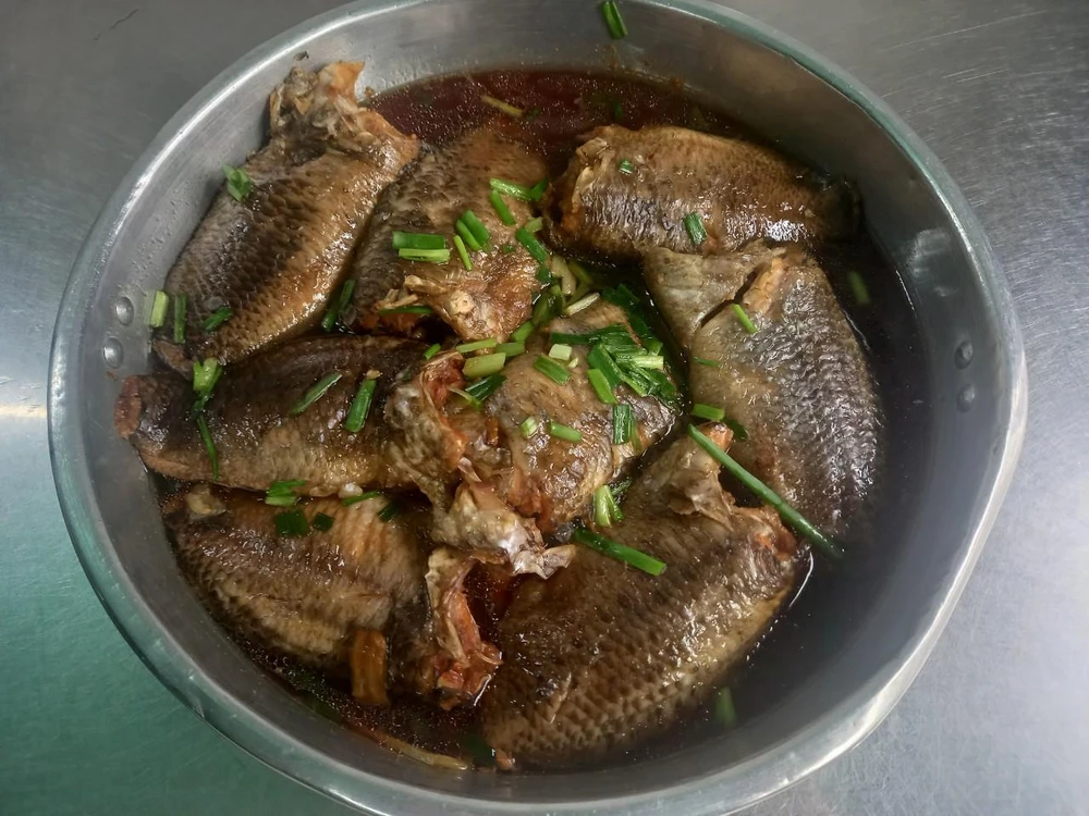 Món cá rô má kho ăn vào ngày mưa bão ở quê rất 'hao cơm' với anh em tôi