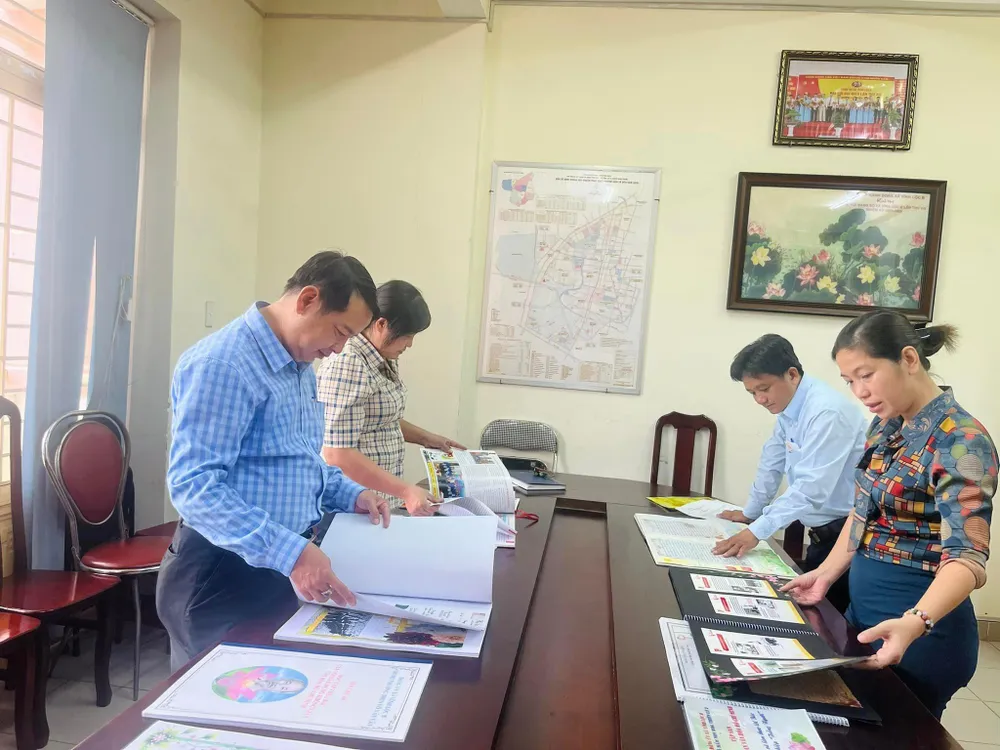 Ban tổ chức chấm giải hội thi làm tập san “Không gian văn hóa Hồ Chí Minh”