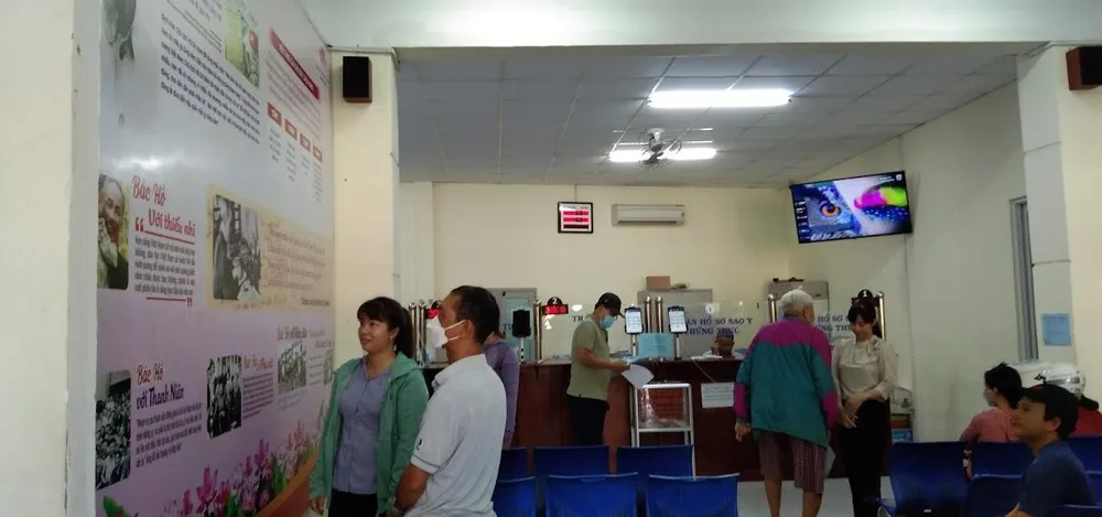 Người dân đến trụ sở UBND xã Vĩnh Lộc B làm hồ sơ đã tranh thủ xem, đọc các tài liệu về Bác. Ảnh: NGUYỄN TÝ